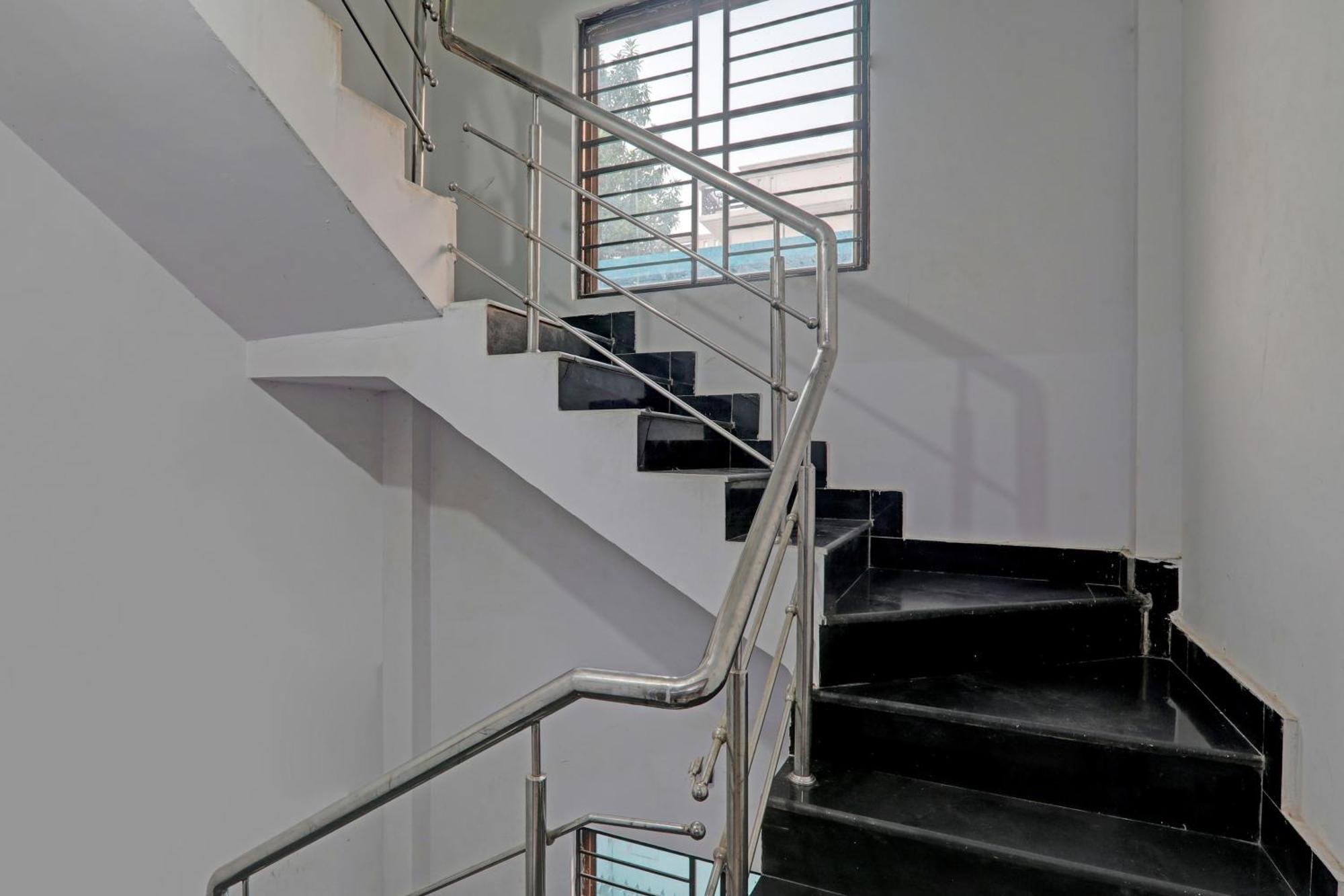 Hotel O Cz Inn ลัคเนา ภายนอก รูปภาพ